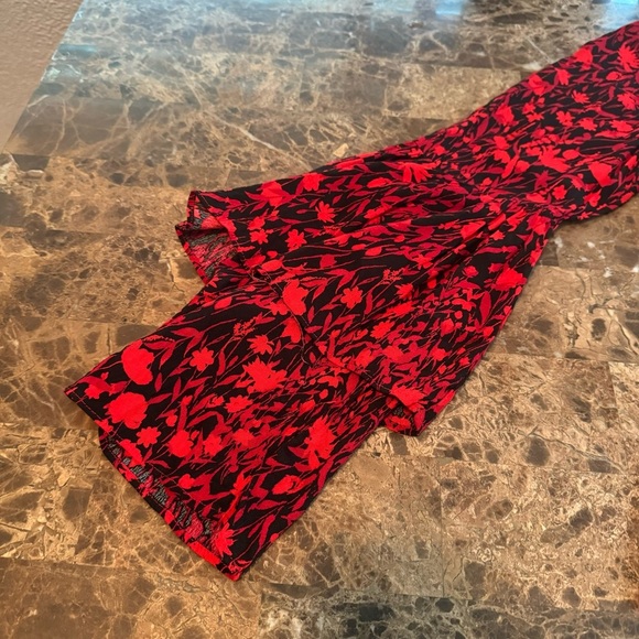 A Loves A Floral Ruched Bell Sleeve Top V-neck Peplum Size M Red & Black​ - Picture 8 of 9